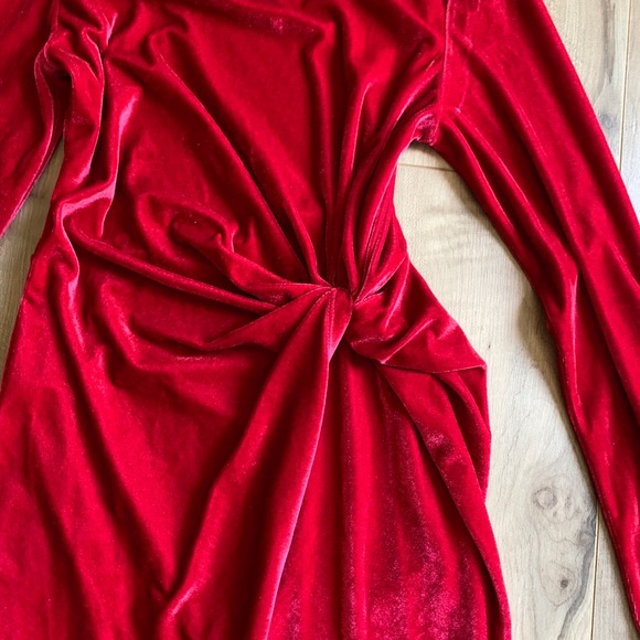 Beautiful red velvet dress - Picture 4 of 6